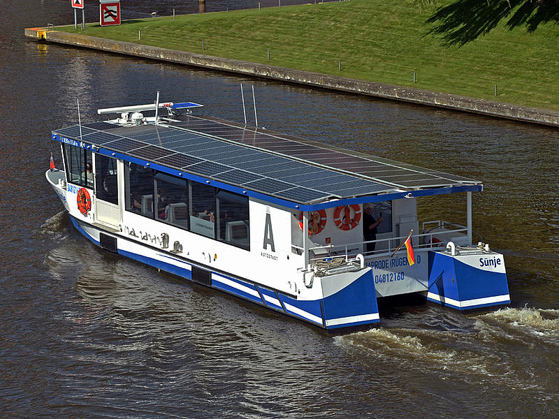 Die Solarfähre ,,Sünje'' auf dem Wasser. 