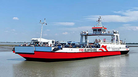 Die "Ernst Sturm" auf der Elbe.