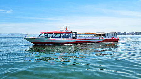 Die MS "Hanseblick" auf dem Tejo in Lissabon, Portugal.