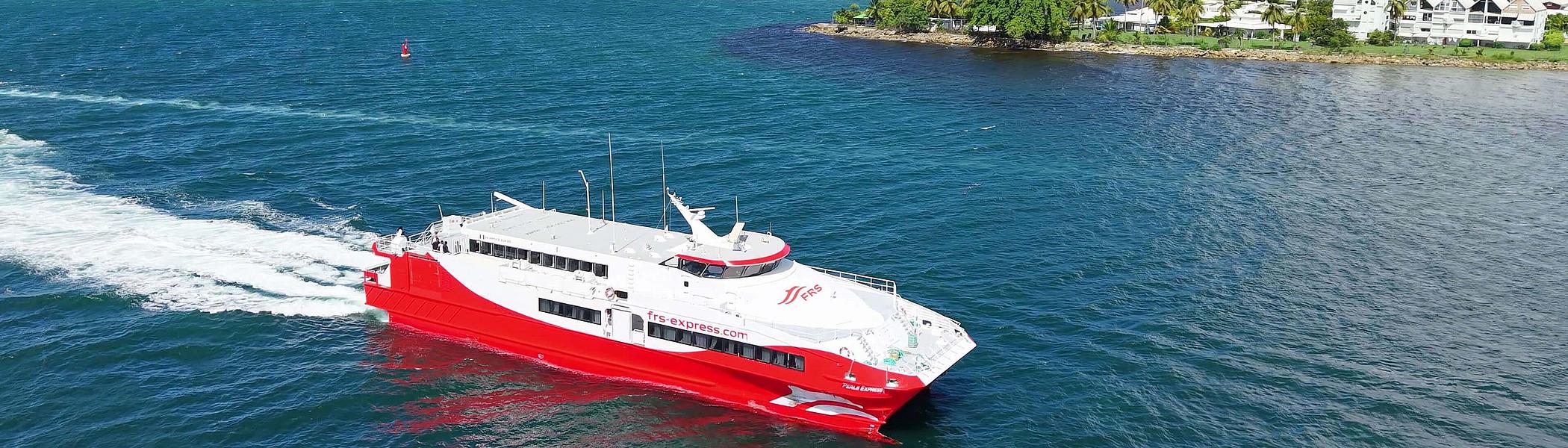 The Perle Express von Steuerbord vor einer karibischen Insel