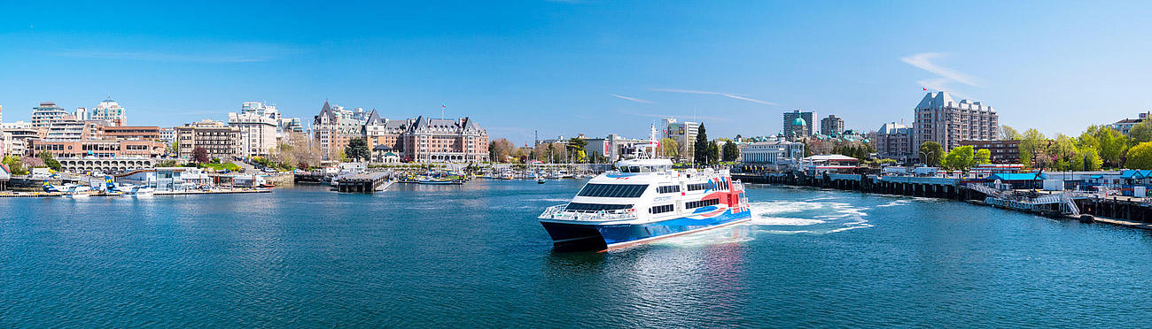 Das Hochgeschwindigkeitsschiff Clipper V verlässt den Hafen von Victoria.