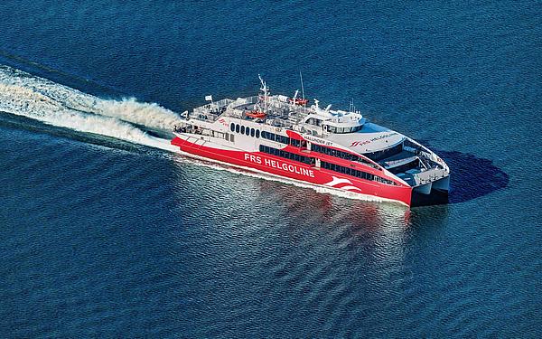 Schiff Halunder Jet fährt durchs Meer.
