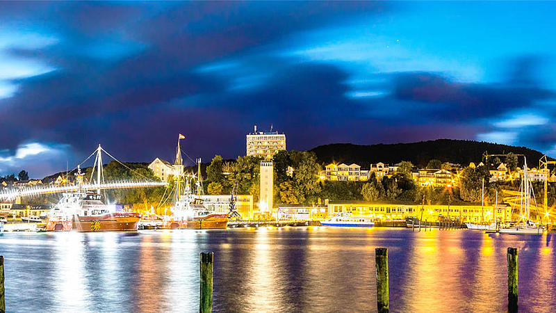 Panoramabild vom Stadthafen Sassnitz am Abend.