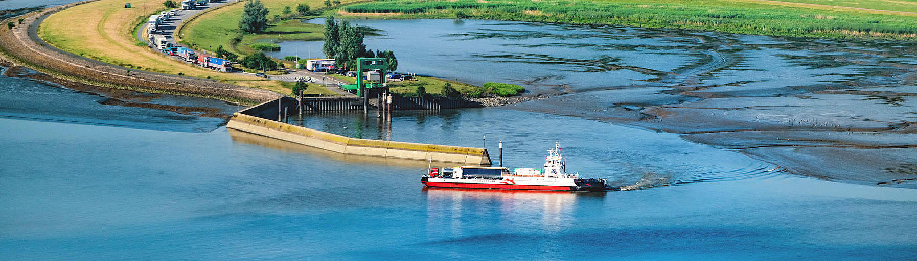 Das Schiff "Wilhelm Krooss" verlässt den Anleger.