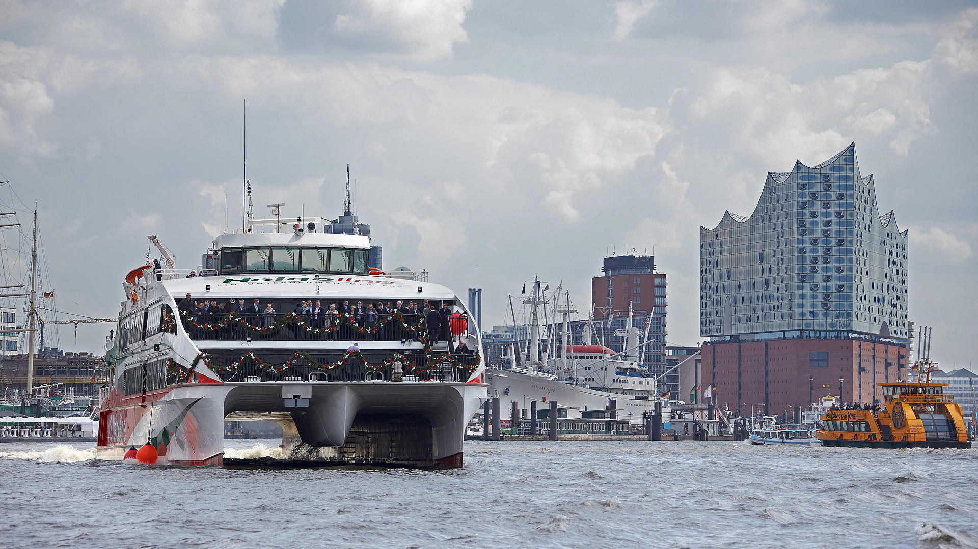 Taufe des Halunder Jets im Hamburger Hafen.