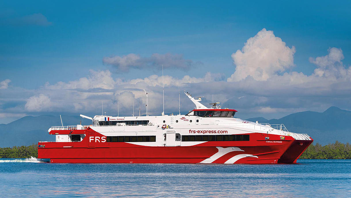 Le navire «Corial Express» vu de côté sur l'eau.