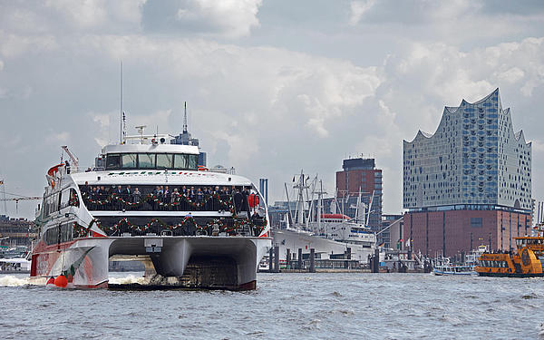 Taufe des Halunder Jets im Hamburger Hafen.