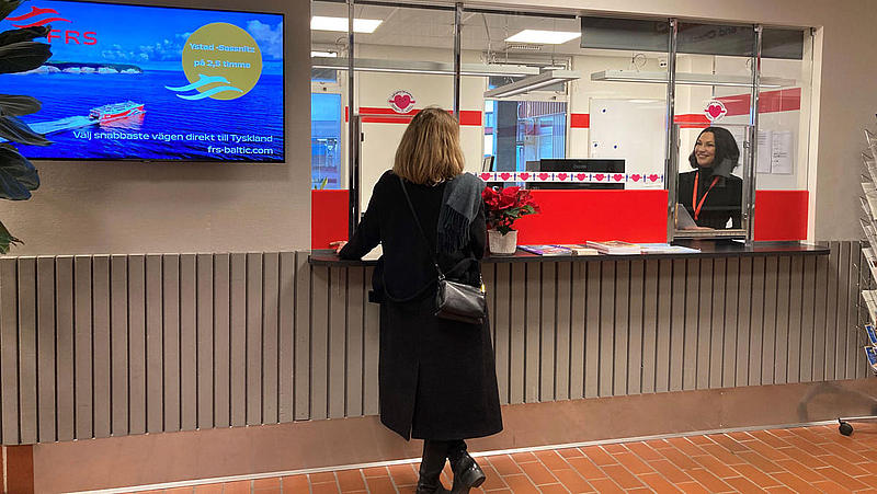 Eine Frau am Fahrkartenschalter in Ystad.