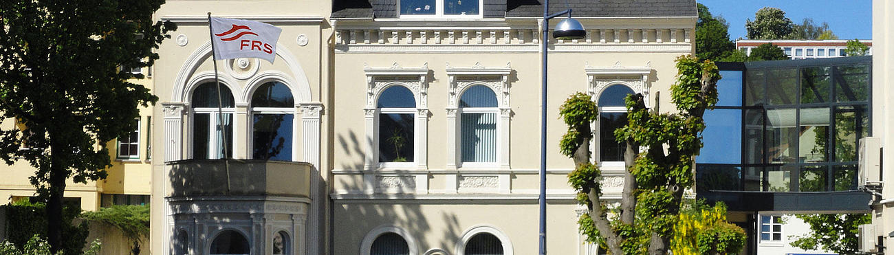 FRS Headquarter, ein Gebäude mit Vorgarten in Flensburg.