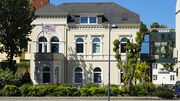 FRS Headquarter, ein Gebäude mit Vorgarten in Flensburg.