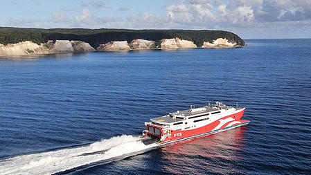 Der Skane Jet mit Highspeed vor der Kreidefelsen von Rügen.