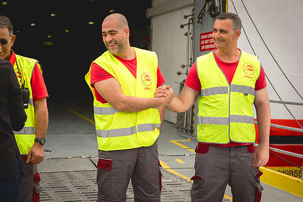 Mitarbeiter von FRS Iberia in Sicherheitswesten.
