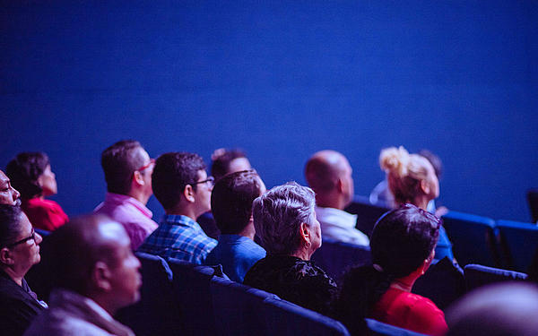 Menschen, die in einer Konferenz sitzen.