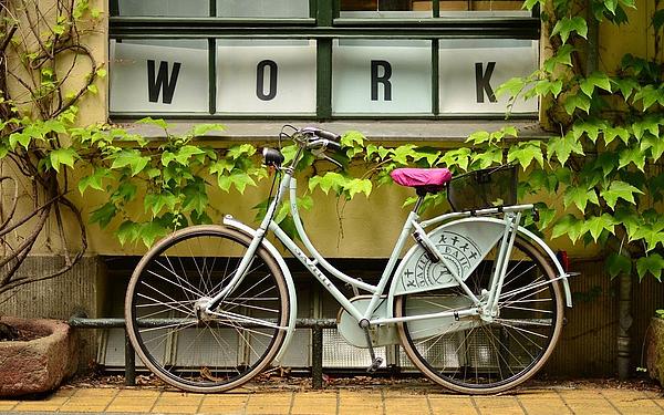 Stadt-Fahrrad unter einem Fenster.