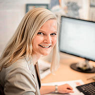 Female FRS employee in a headquarter office.