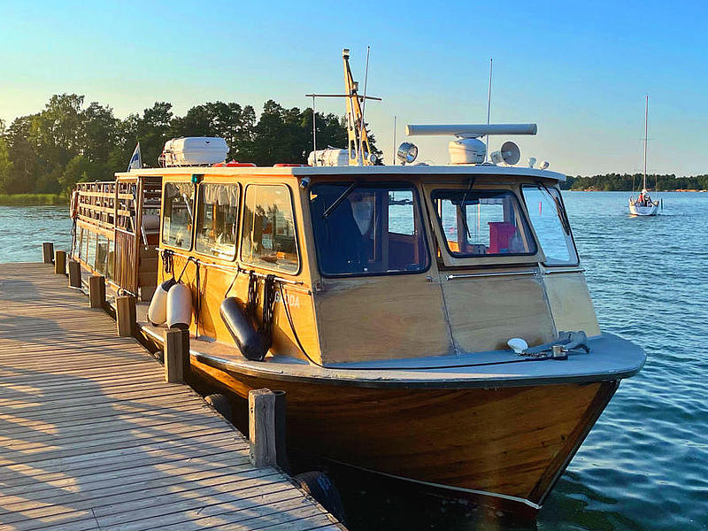 The passenger ferry "Gädda" from the front at the wooden pier.