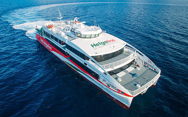 Luftaufnahme des Hochgeschwindigkeitskatamarans Halunder Jet.