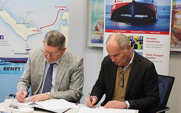 FRS CEO Jan Kruse unterschreibt den Vertrag mit Ærøxpressen.