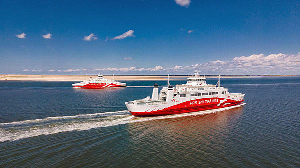 Die beiden Fährschiffe von FRS Syltfähre vor der Insel Sylt.