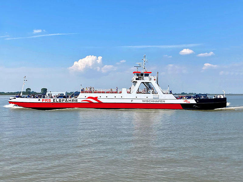 Seitenansicht vom Schiff "Wischhafen" auf dem Wasser.