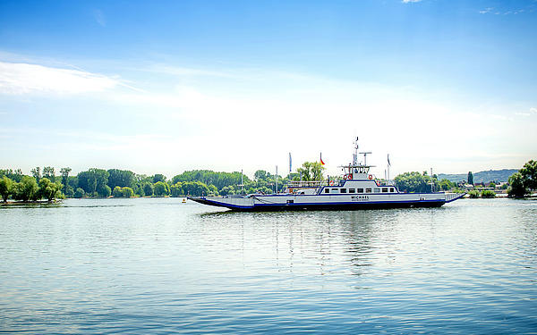 Eine Fähre auf dem Fluss Rhein