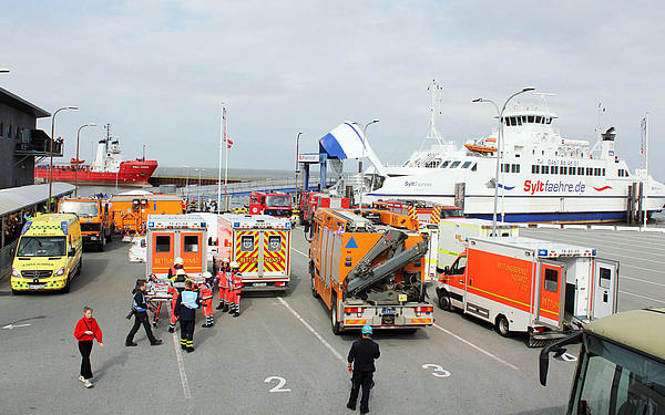 Die Syltfähre und Rettungskräfte führen eine Sicherheitsübung durch.