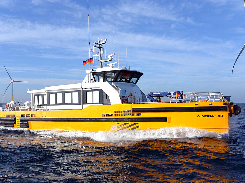 Crew Transfer Schiff Windcat 43 von Steuerbord-Seite in einem Windpark.
