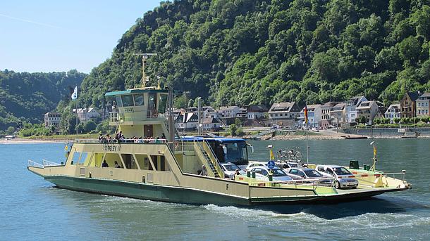 Eine  Fähre fährt über den Fluss Rhein