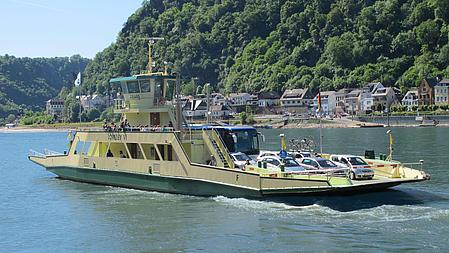 Eine  Fähre fährt über den Fluss Rhein