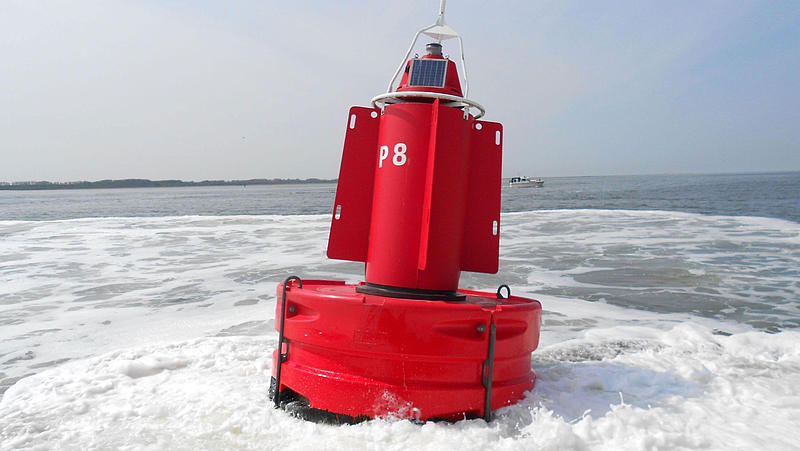 Rote Boje Rote Boje auf dem Wasser.