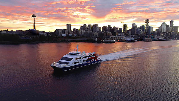 Das Schiff Victoria Clipper V auf dem Wasser bei Sonnenuntergang.