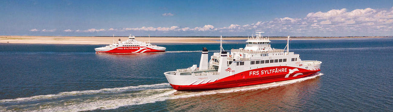 Die beiden Fährschiffe von FRS Syltfähre vor der Insel Sylt.