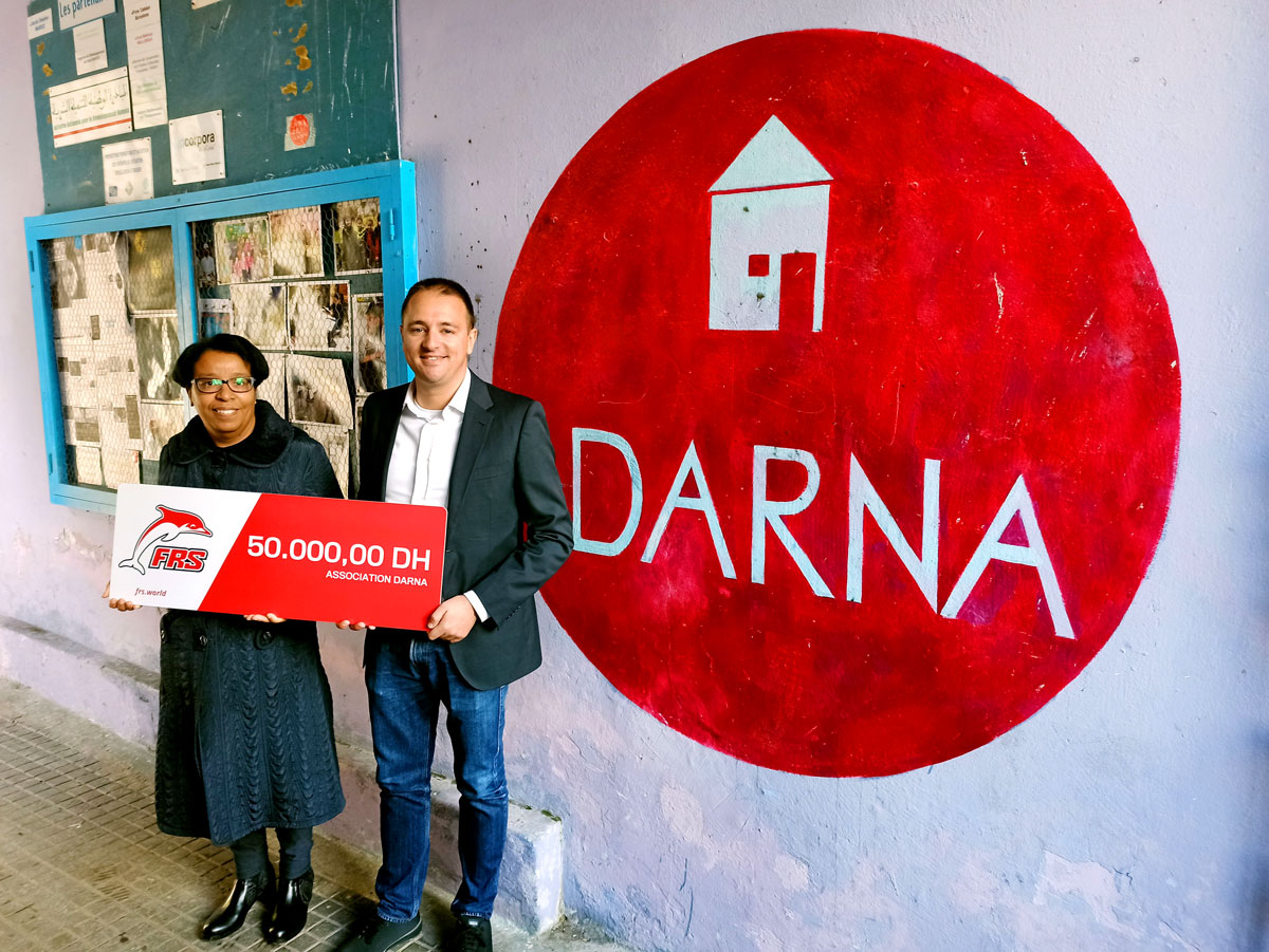 FRS Iberia representative hands over the voucher to DARNA.