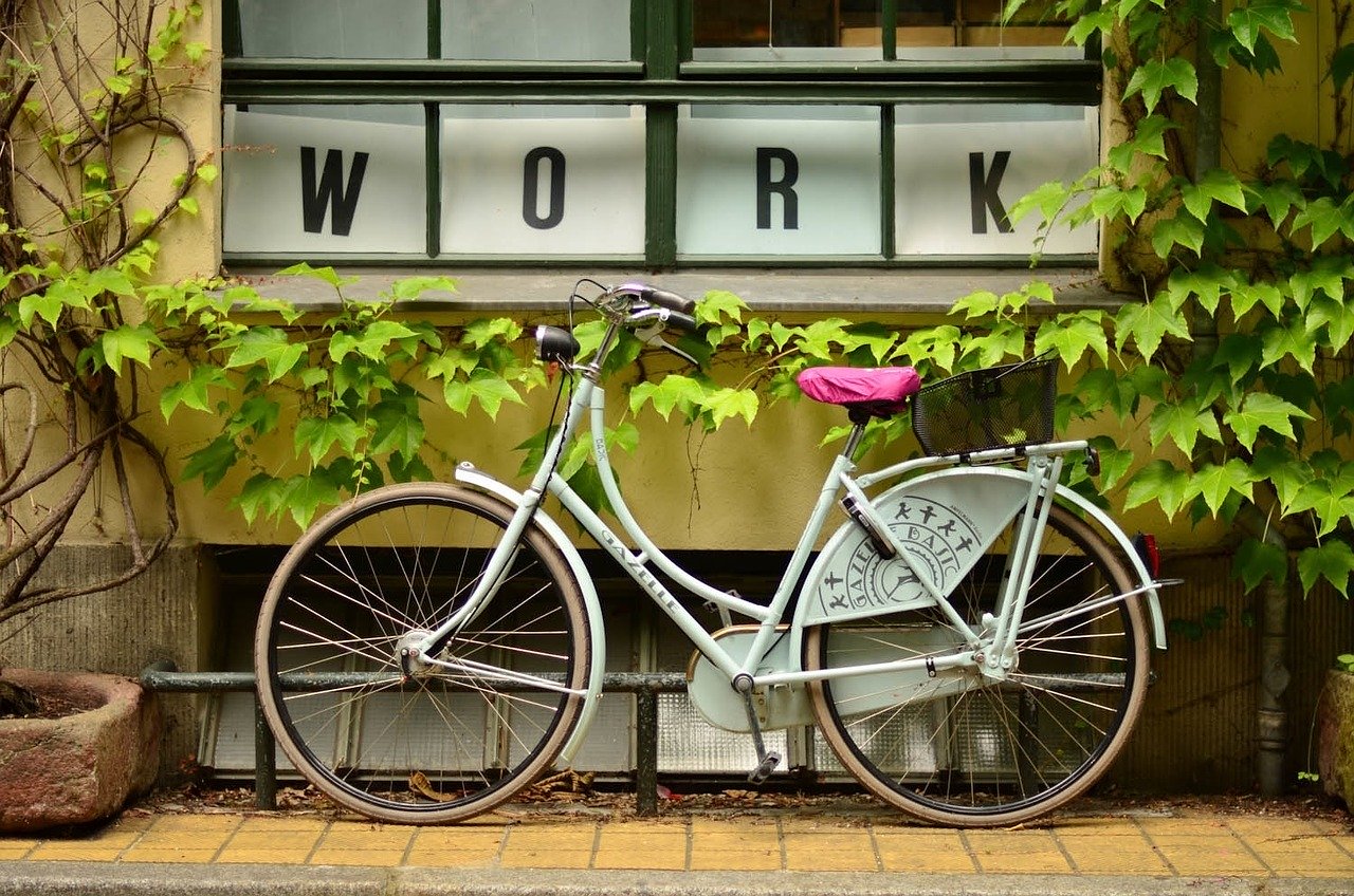 Stadt-Fahrrad unter einem Fenster.